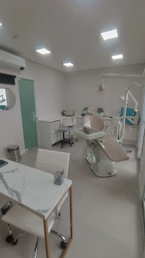 Sala clínica com cadeira odontológica